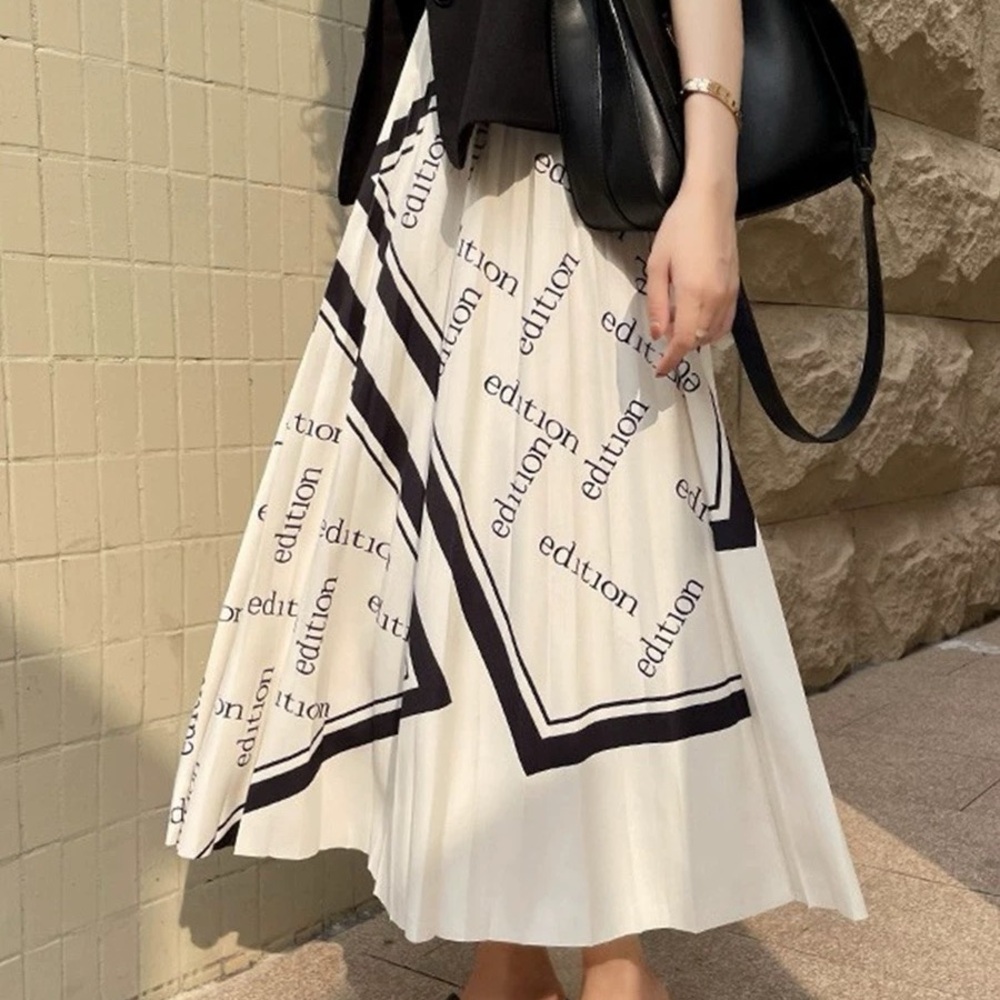 Korean Boutique Black and White Pleated Skirt - Picture 2 of 5